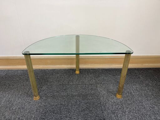 ガラスローテーブル　ゴールド　半円テーブル　サイドテーブル　ホテル家具　コンソールテーブル