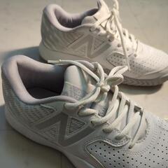 室内テニスシューズ　ニューバランスの画像