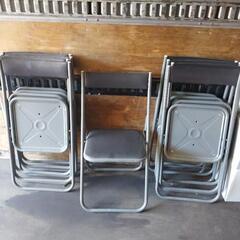 折りたたみ椅子の画像