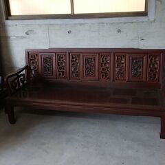 中国家具応接セットと屏風の画像