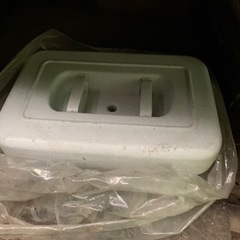 大きな漬物用容器と重石の画像