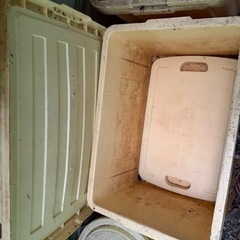 大きな漬物用容器と重石