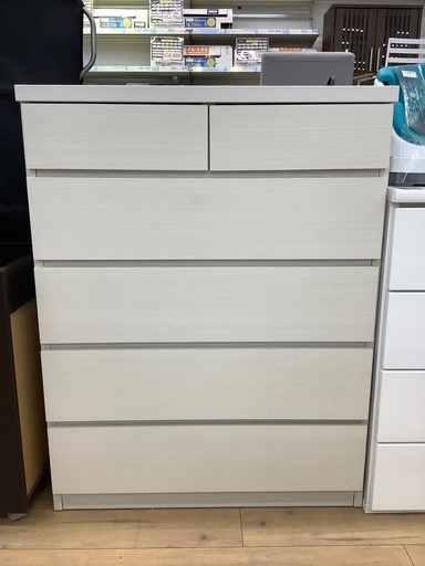 暖かいホワイトのチェストをご紹介します。