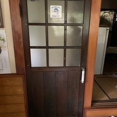 アンティーク調の木製の引き戸やドアの画像