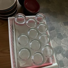 食堂で使用していた湯呑み、コップの画像