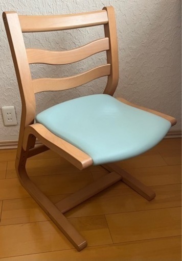 ベネッセ×カリモク家具　学習チェア「はぐくみチェア」