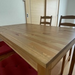 木製ダイニングテーブルと椅子（IKEA）の画像