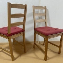 木製ダイニングテーブルと椅子（IKEA）の画像
