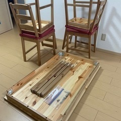木製ダイニングテーブルと椅子（IKEA）の画像