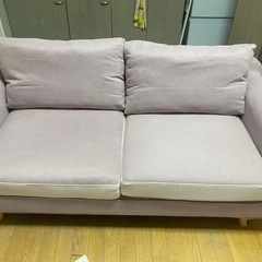ラベンダーとベージュのソファ