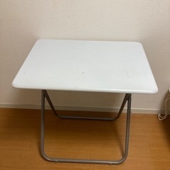 机、椅子の画像