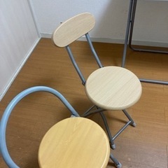机、椅子の画像