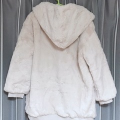 フード付きふわふわ毛皮ジャンパーの画像