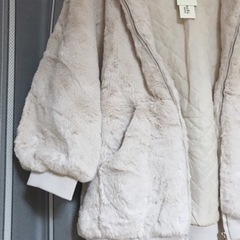 フード付きふわふわ毛皮ジャンパーの画像