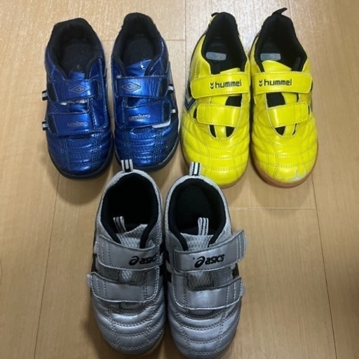 室内フットサルシューズ　アシックス　アンブロ　ヒュンメル