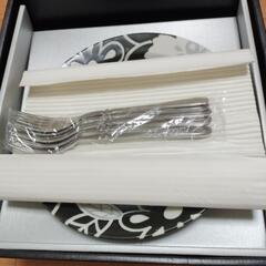 お皿５枚とフォーク５本　禅の画像