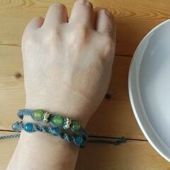 天然石の2連風マクラメブレスレットの画像