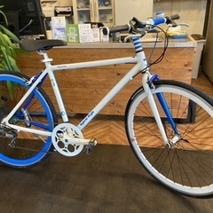 【前後タイヤ・チューブ新品！】7段変速　700×28cクロスバイク　ブルー×ホワイトバイカラー