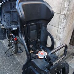 130🟠２０インチ、３人乗り、子供乗せ、前後ろチャイルドシート、電動自転車  🔴バッテリーは、新品の９０％以上の性能でコンディション良好です。   🔵充電で１回で３０ｋｍ以上走行可能です。🔵後ろチャイルドシートは、かごに変更も可能。  🟢杉並区高円寺の展示ベースに、在庫が２０台以上ありますので、複数のご試乗可能です。  🔴土日もお子様とご試乗可能です。🔵49999～54800(税別)、54800～59800(税込)  🟢ブリヂストン、ヤマハ、共同生産モデル。電動アシスト自転車。の画像