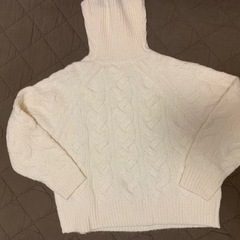 GU ケーブル編みタートルネックセーターの画像