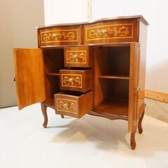 イタリー調のコンソールチェストです。エレガントなイタリア象嵌細工の