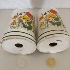 レトロな花柄のソルト＆ペッパー入れの画像