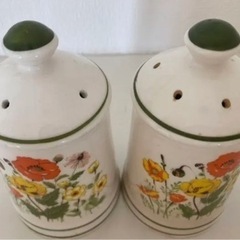 レトロな花柄のソルト＆ペッパー入れの画像