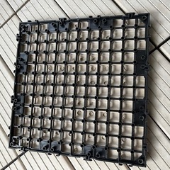 【タンスのゲン】人工木ウッドパネル ジョイント式30×30cmの画像