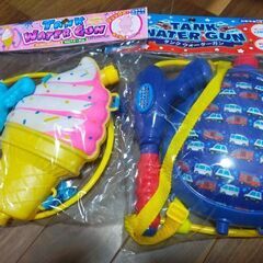 ウォーターガン ソフトクリーム はたらく車 タンク リュック式 水鉄砲