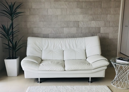 白レザーソファー