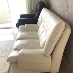 白レザーソファー