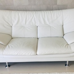 白レザーソファー