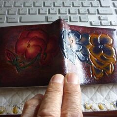 皮製の花柄、2つ折り財布！未使用の保管品です。の画像