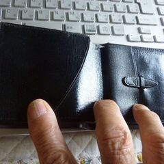 皮製の花柄、2つ折り財布！未使用の保管品です。の画像