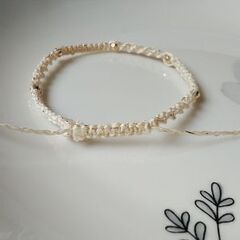 マクラメブレスレット（メタリックビーズ5粒）ラメ入りベージュの画像