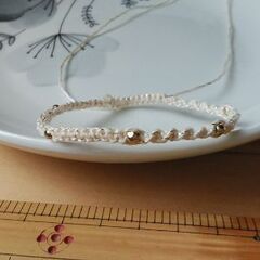 マクラメブレスレット（メタリックビーズ5粒）ラメ入りベージュの画像