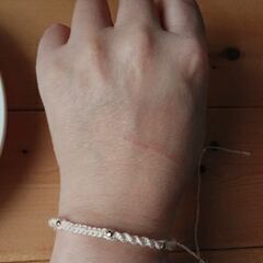 マクラメブレスレット（メタリックビーズ5粒）ラメ入りベージュの画像