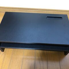 パソコンのモニタースタンドの画像