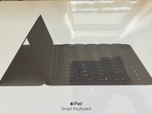 i Pad 第七、八、九世代、iPad pro、air第3世代用　iPad Smart keyboard→アップルストアで1年前に購入後、未開封