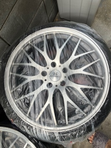 タイヤホイール【ロクサーニマルチホルケッタガンメタポリシュ】