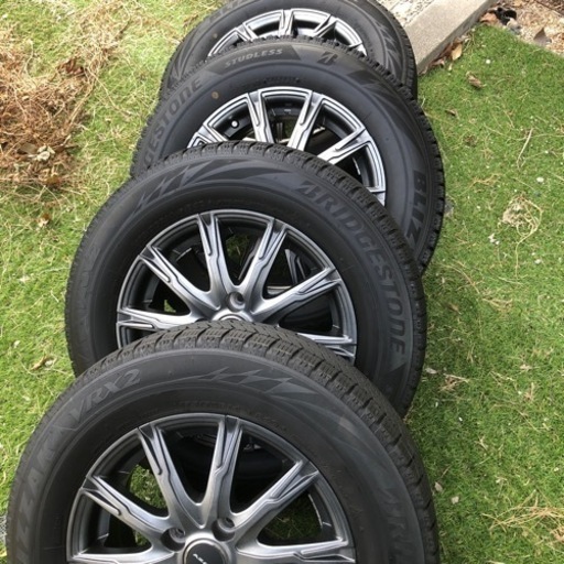 ブリヂストンのスタッドレス　14インチでアクアなどコンパクトカー用セットです。