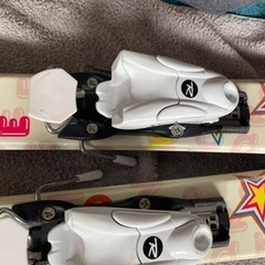 スキー板とストックの画像