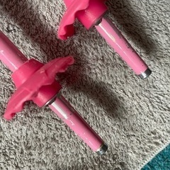 スキー板とストックの画像
