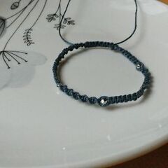 マクラメブレスレット（メタリックビーズ5粒）ダークブルー