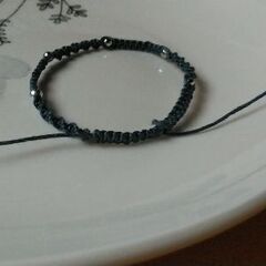 マクラメブレスレット（メタリックビーズ5粒）ダークブルーの画像