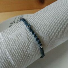 マクラメブレスレット（メタリックビーズ5粒）ダークブルーの画像