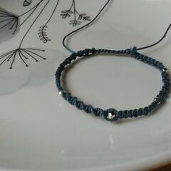 マクラメブレスレット（メタリックビーズ5粒）ダークブルーの画像
