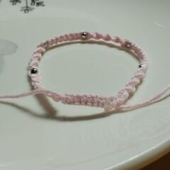 マクラメブレスレット（メタリックビーズ）ベビーピンクの画像