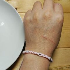 マクラメブレスレット（メタリックビーズ）ベビーピンクの画像