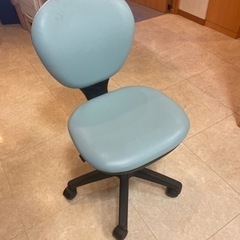 座面がすごく低くできる椅子